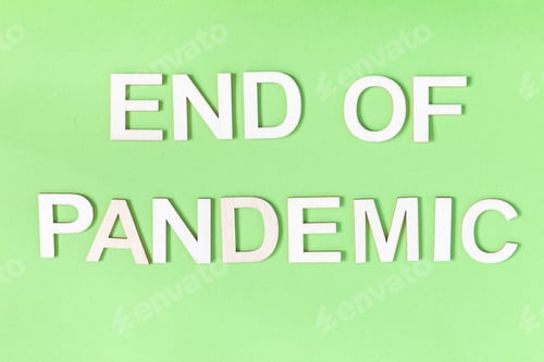 Visualização: Frase Fim da pandemia, letras de madeira sobre fundo verde