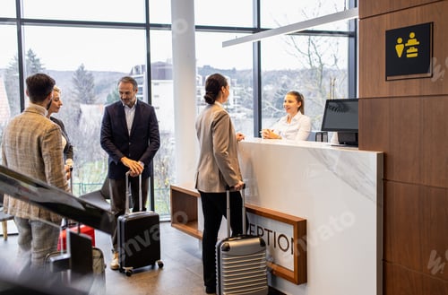 Visualização: Group of business people arriving in a hotel for a business conference.
