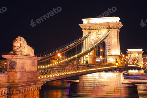 Preview: Budapest city night scene. View at Chain bridge, river Danube and famous building of Parliament