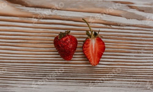Preview: Juicy red strawberry lies on the wooden board
