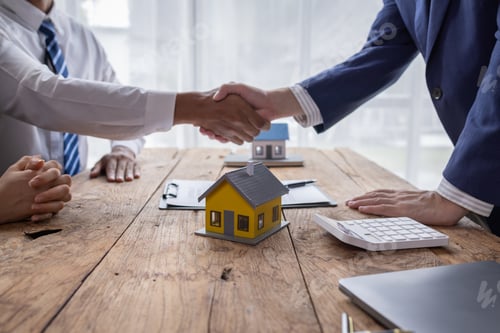 Preview: Handshake Real estate brokerage agent Deliver a sample of a model house to the customer, mortgage lo