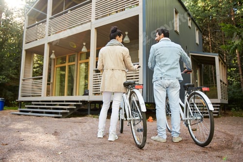Aperçu: Young lovers coming home after bike ride