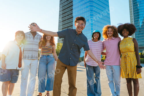 Vista previa: Multiethnic group of young friends meeting and having fun outdoors