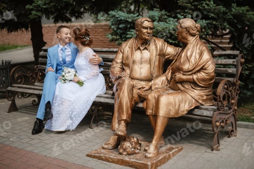 Visualização: noiva em um vestido de noiva leve para o noivo em um terno azul