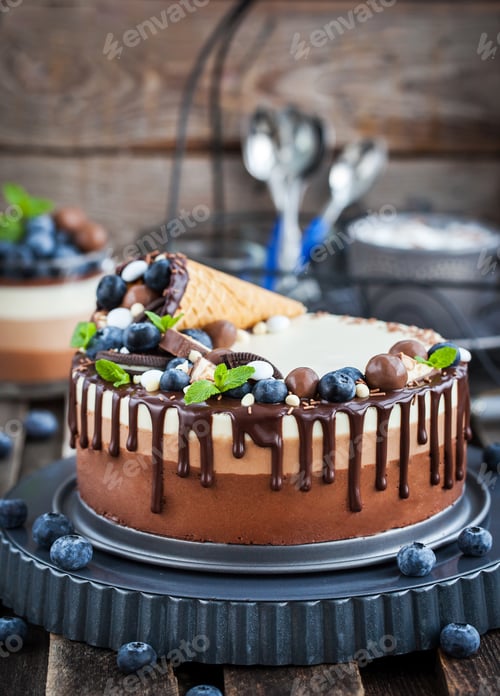 Preview: Delicious Layered Chocolate Cake Topped with Berries