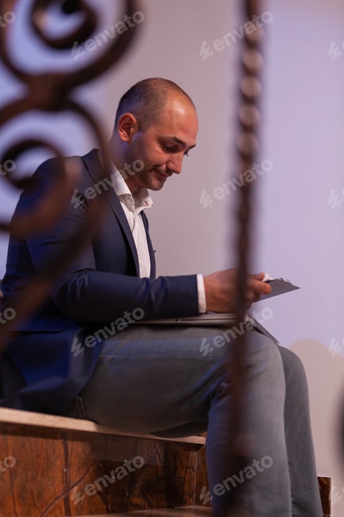 Gerente cansado con exceso de trabajo que trabaja hasta tarde