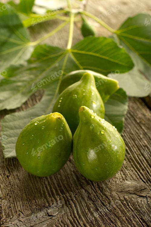 Preview: figs on wood background