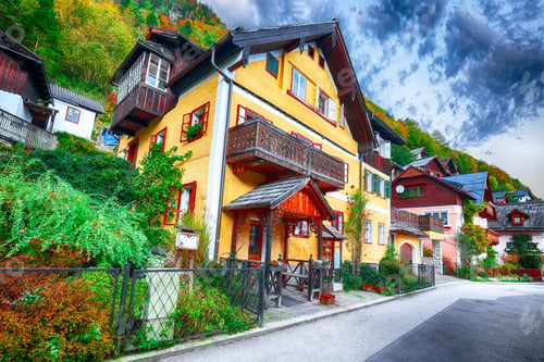 Preview: Scenic view of famous Hallstatt viilage. Typical Austrian Alpine houses with bright flowers