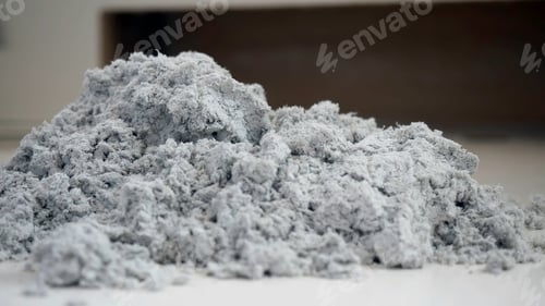 Visualização: Vista de perto de um punhado de poeira. Muita poeira do aspirador foi retirada com as mãos