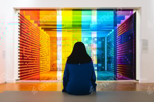 Preview: Woman sitting in colorful gallery