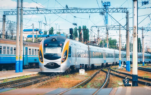 Vista previa: High speed train arrives on the railway station
