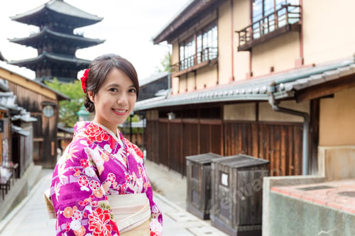 Preview: Woman with kimono dress in yasaka pagoda