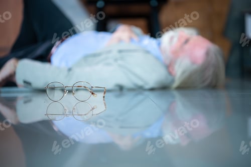 Preview: An elderly businessman fell to the floor with sudden heart failure at work