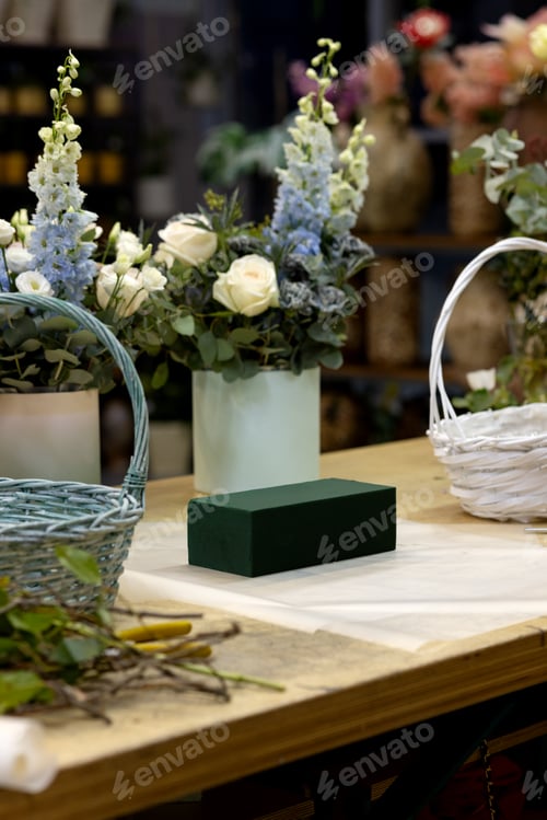 Preview: A green floral sponge on the table before starting the florist's work