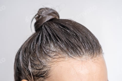 Visualização: Close-up of a woman's head in the process of hair coloring