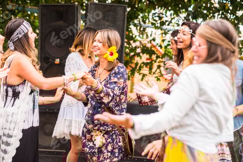 Visualização: grupo de jovens rebeldes livres e hippies de estilo alternativo