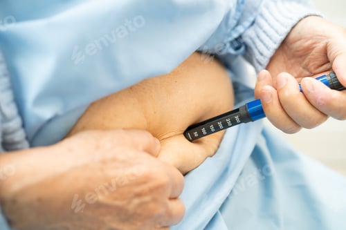 Preview: Senior woman patient injecting insulin for treat diabetes.