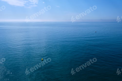 Vorschau: Ein tiefes Blau im Meer, Hintergrund mit der ruhigen und unendlichen Küste aus sanften Tönen.