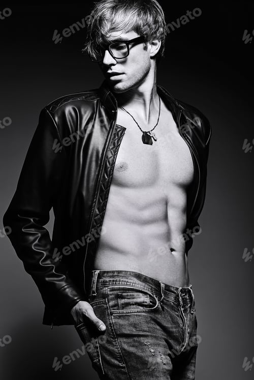 Vista previa: Portrait of young handsome man posing in studio