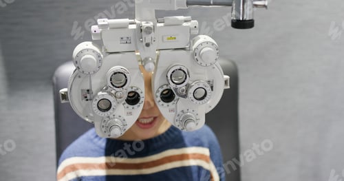 Preview: Woman checks her eyes at optometrist