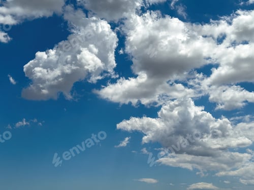 Vorschau: Blauer Himmel mit Wolkenhintergrund, sonniger Tag. Weiße und graue flauschige Wolkenlandschaft
