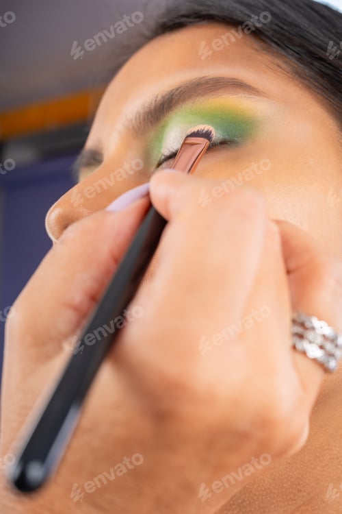 Preview: Making up the eyes of a young woman