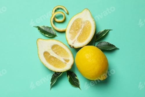 Preview: Ripe lemons on mint background, top view