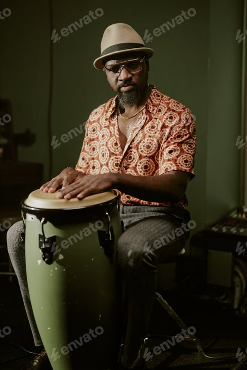 Vista previa: Hombre negro con tumbadora