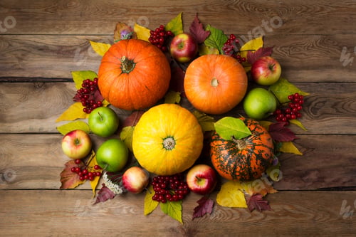 Preview: Thanksgiving centerpiece with orange and yellow pumpkins