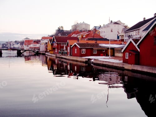 Preview: A scenic image of houses on a lake