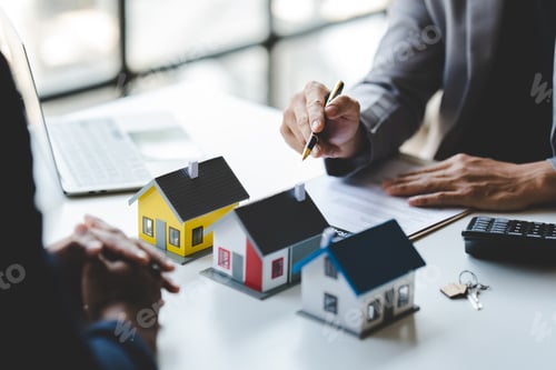 Preview: real estate agent Delivering sample homes to customers, mortgage loan contracts. Make a contract for