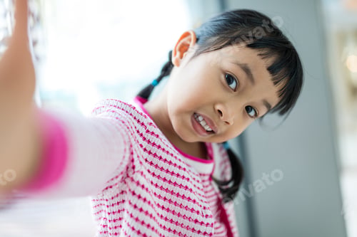Preview: Asian little girl taking selfie