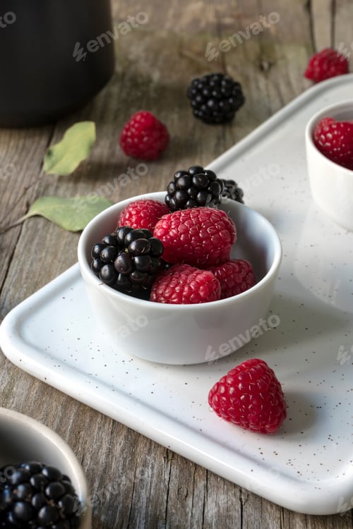 Preview: Blackberries and raspberries in bowls
