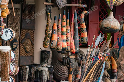 Vista previa: Variety of African souvenirs exposed for sale in local market