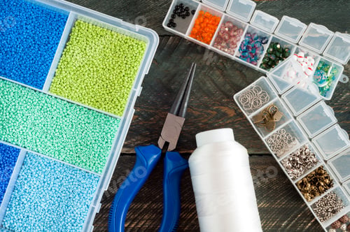 Vista previa: Accesorios hechos a mano. Caja con cuentas, bobina de hilo, alicates para crear joyas hechas a mano