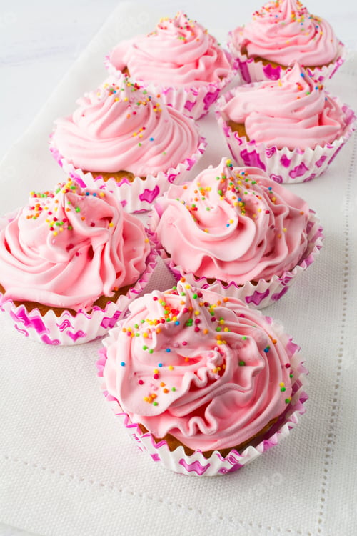 Preview: Pink cupcakes on the linen napkin