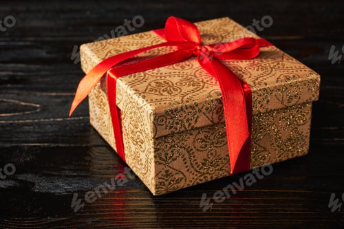 Vista previa: Gift box with red ribbon