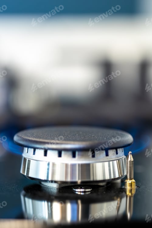 Aperçu: Modern gas burner. Flame in kitchen interior. Metal details