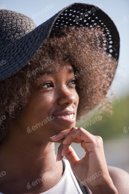 Preview: Close up portrait of a beautiful young african american woman sm