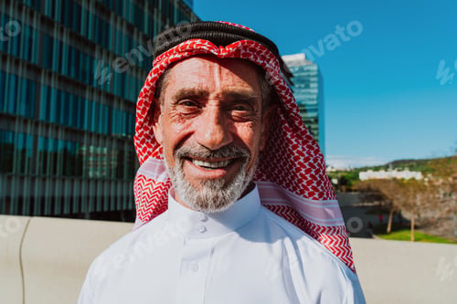 Preview: Elder arab man smiling wearing traditional ghutra