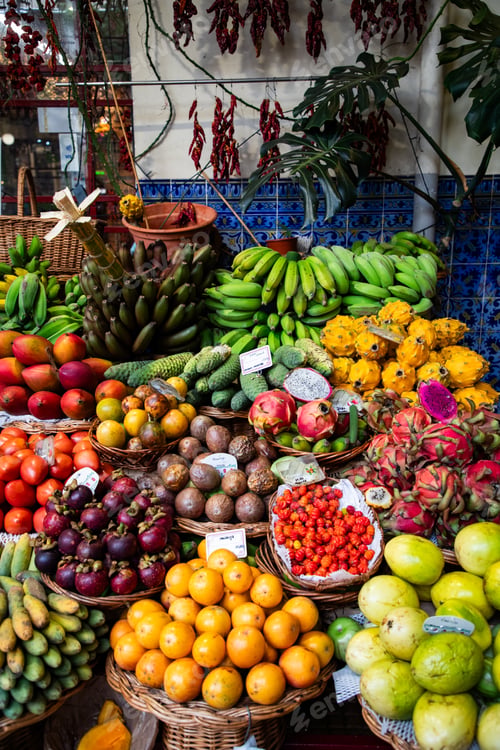 Preview: exotic fruits and a lively atmosphere at a vibrant tropical fruit market