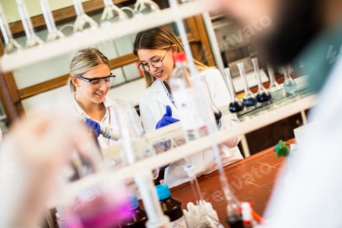 Preview: Female researchers in white lab coat working in the laboratory