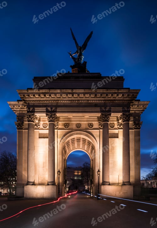 Preview: Exterior of Wellington Arch at night, London, England, UK