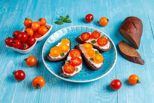 Preview: Open sandwiches with cottage cheese,cherry tomatoes and basil.