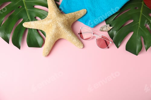 Vista previa: Composición plana con diferentes objetos de playa sobre fondo de color, espacio para texto