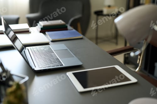 Preview: Modern Office Desk Featuring Laptop and Tablet