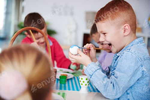 Preview: Screaming boy painting easter egg