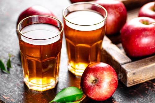 Preview: A glass of apple juice on the table.