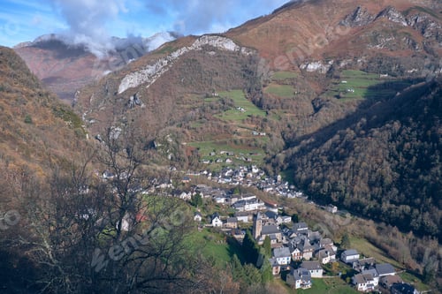 Preview: Small settlement in valley in autumn