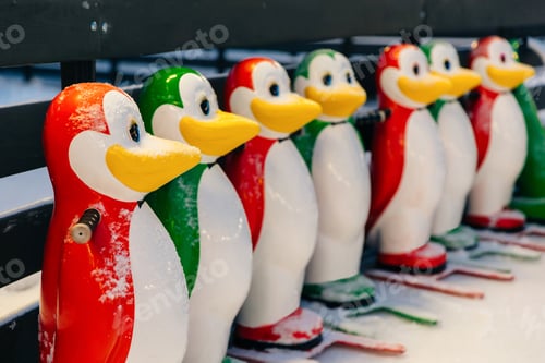 Vista previa: coloridas ayudas para patinar en forma de divertidos pingüinos, necesarias para mantener el equilibrio en la pista de hielo